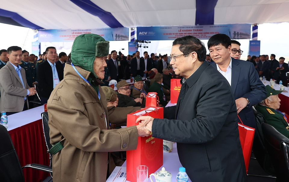 Thủ tướng Phạm Minh Chính thăm hỏi, tặng quà các cựu chiến binh Chiến dịch Điện Biên Phủ. (Ảnh: Dương Giang/TTXVN)