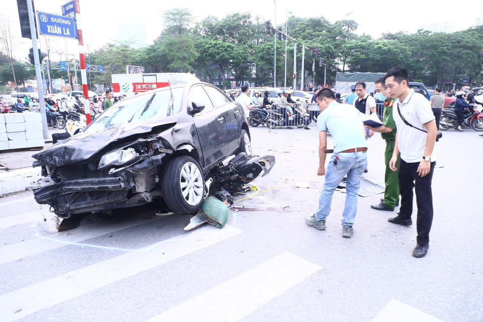 Chiếc xe ôtô chèn lên một xe máy. (Ảnh: Lâm Khánh/TTXVN)