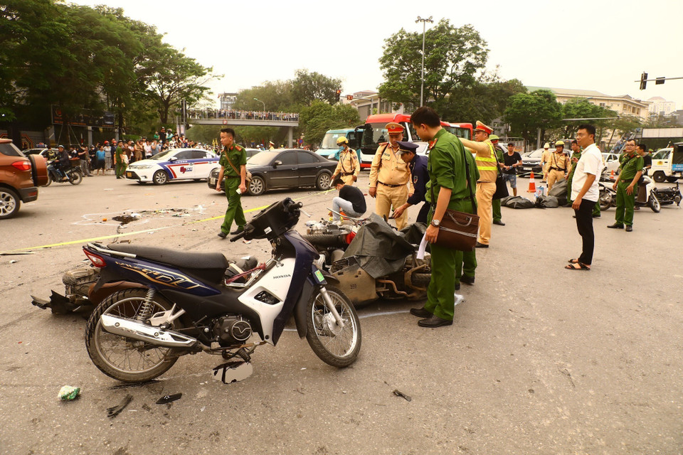 Lực lượng chức năng tiếp cận hiện trường vụ tai nạn. (Ảnh: Lâm Khánh/TTXVN)