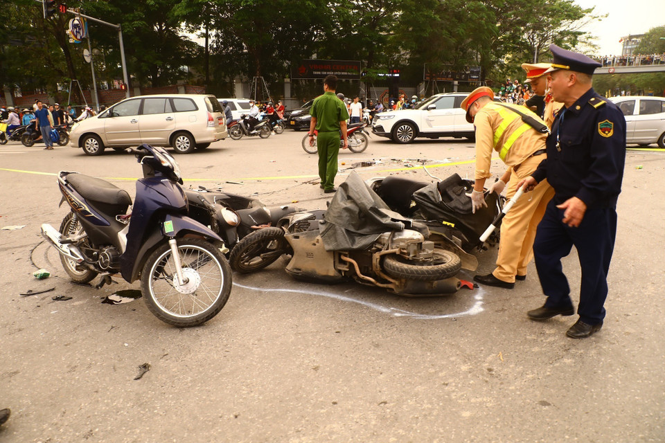 Lực lượng chức năng có mặt tại hiện trường để điều tra nguyên nhân vụ tai nạn. (Ảnh: Lâm Khánh/TTXVN)