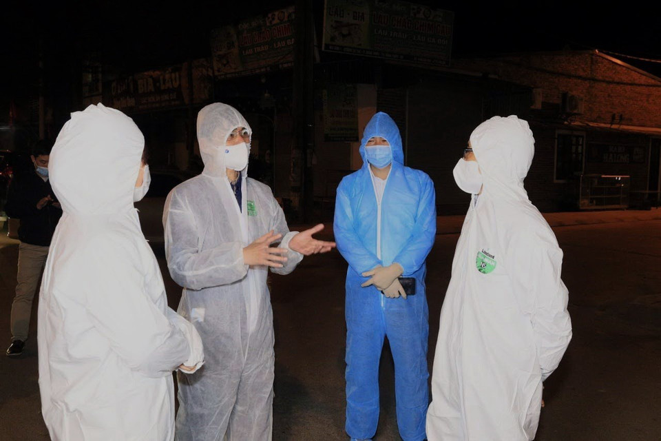 Phó Thủ tướng Vũ Đức Đam (ngoài cùng bên phải) kiểm tra công tác phòng chống dịch COVID-19 tại thị xã Đông Triều. (Ảnh: Đức Hiếu/TTXVN)