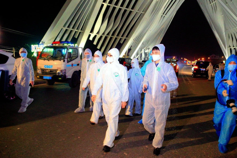 Phó Thủ tướng Vũ Đức Đam kiểm tra công tác phòng chống dịch COVID-19 tại thị xã Đông Triều. (Ảnh: Đức Hiếu/TTXVN)