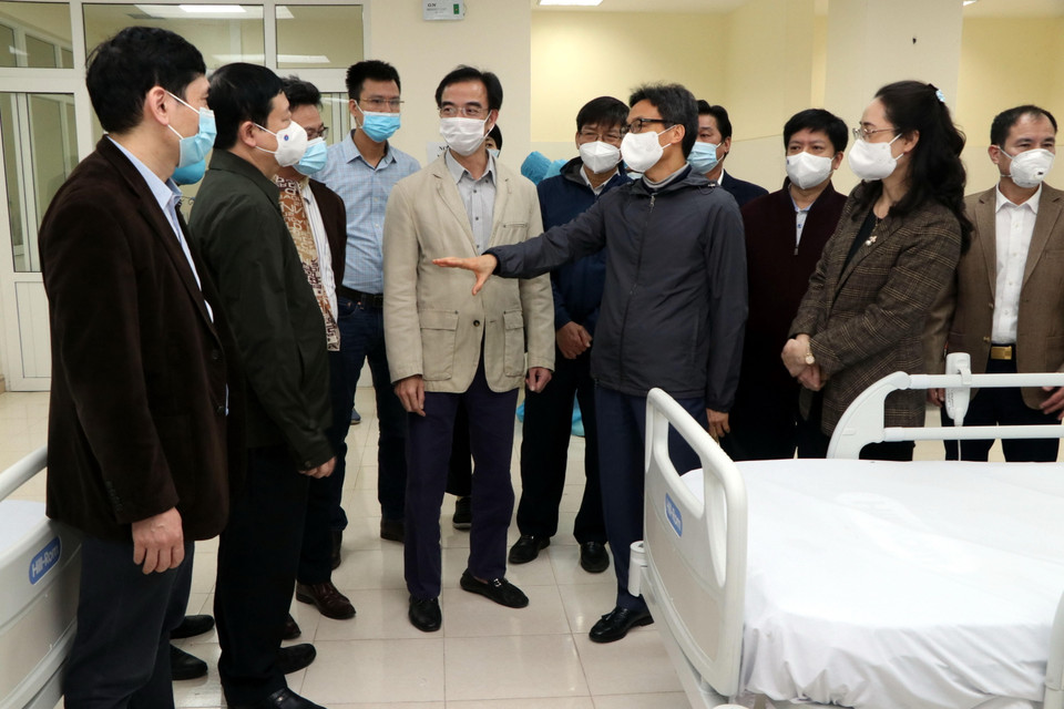 Phó Thủ tướng Vũ Đức Đam trao đổi với lãnh đạo tỉnh Hải Dương và Lãnh đạo Bệnh viện Bạch Mai về công tác điều trị bệnh nhân COVID tại Bệnh viện dã chiến đặt tại Bệnh viện Đại học Kỹ thuật y tế Hải Dương. (Ảnh: Mạnh Tú/TTXVN)