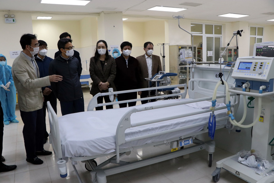 Phó Thủ tướng Vũ Đức Đam kiểm tra trang thiết bị và công tác điều trị tại Bệnh viện dã chiến đặt tại Bệnh viện Đại học Kỹ thuật y tế Hải Dương. (Ảnh: Mạnh Tú/TTXVN)