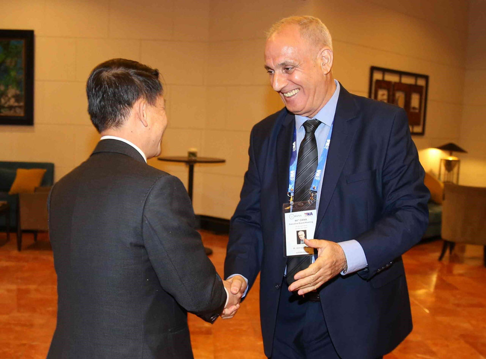 Tổng giám đốc Thông tấn xã Việt Nam Nguyễn Đức Lợi chào mừng Chủ tịch Tổ chức các Hãng thông tấn châu Á-Thái Bình Dương (OANA) Aslan Aslanov tới Hà Nội tham dự Hội nghị Ban chấp hành OANA lần thứ 44. (Ảnh: Văn Điệp/TTXVN)