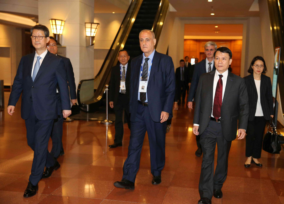 Tổng giám đốc Thông tấn xã Việt Nam Nguyễn Đức Lợi (thứ nhất, bên phải) với các đại biểu tới Hà Nội tham dự Hội nghị Ban chấp hành OANA lần thứ 44. (Ảnh: Văn Điệp/TTXVN)