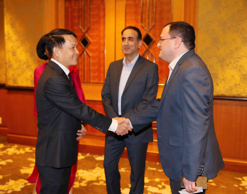 Tổng giám đốc Thông tấn xã Việt Nam Nguyễn Đức Lợi chào mừng các đại biểu tới Hà Nội tham dự Hội nghị Ban chấp hành OANA lần thứ 44. (Ảnh: Văn Điệp/TTXVN)