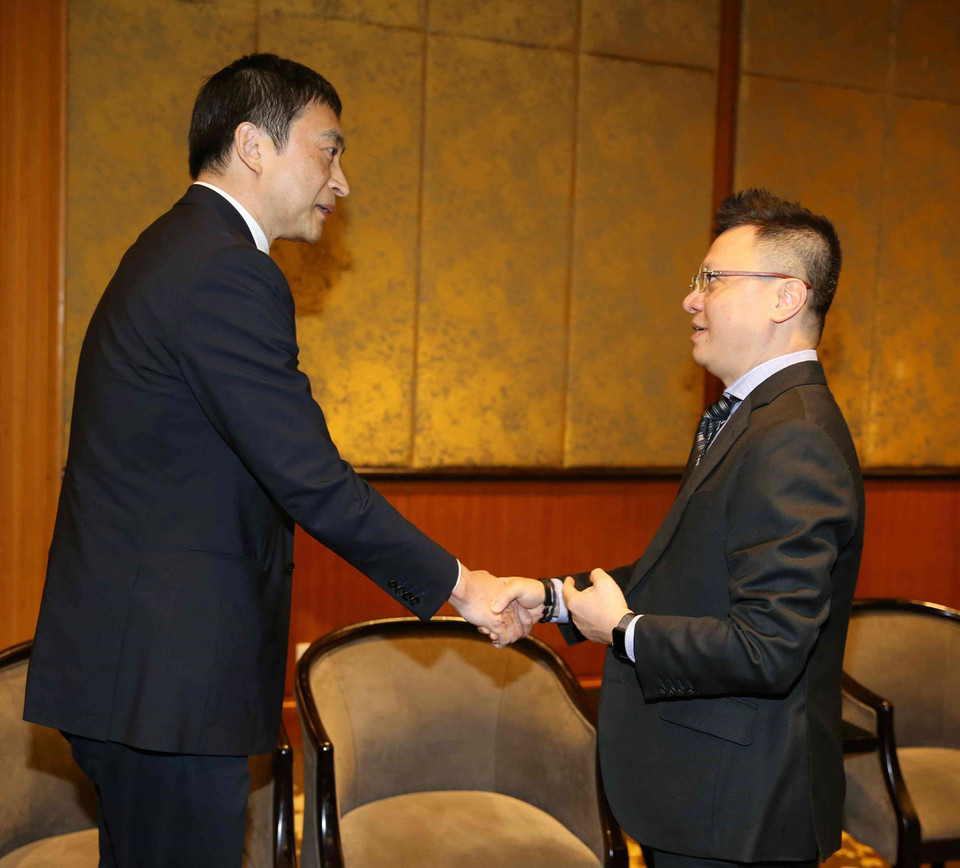 Phó Tổng giám đốc Thông tấn xã Việt Nam Lê Quốc Minh chào mừng các đại biểu tới Hà Nội tham dự Hội nghị Ban chấp hành OANA lần thứ 44. (Ảnh: Văn Điệp/TTXVN)