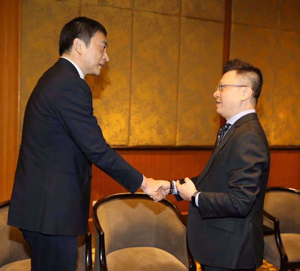 Phó Tổng giám đốc Thông tấn xã Việt Nam Lê Quốc Minh chào mừng các đại biểu tới Hà Nội tham dự Hội nghị Ban chấp hành OANA lần thứ 44. (Ảnh: Văn Điệp/TTXVN)
