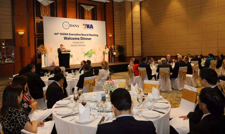Quang cảnh buổi gặp các đại biểu tham dự Hội nghị Ban chấp hành OANA lần thứ 44 tại Hà Nội. (Ảnh: Văn Điệp/TTXVN)