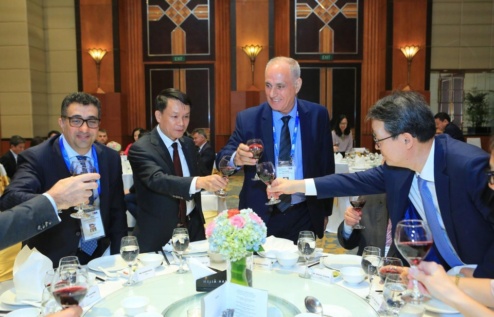 Tổng giám đốc Thông tấn xã Việt Nam Nguyễn Đức Lợi chào mừng các đại biểu tới Hà Nội tham dự Hội nghị Ban chấp hành OANA lần thứ 44. (Ảnh: Văn Điệp/TTXVN)