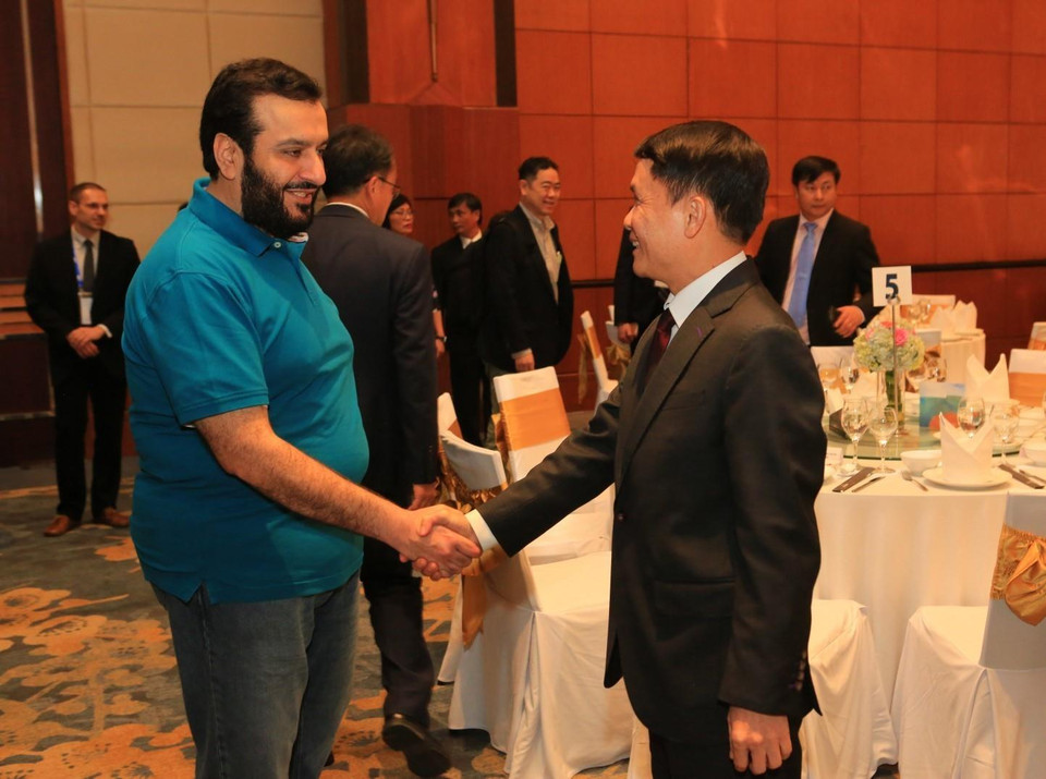 Tổng giám đốc Thông tấn xã Việt Nam Nguyễn Đức Lợi chào mừng các đại biểu tới Hà Nội tham dự Hội nghị Ban chấp hành OANA lần thứ 44. (Ảnh: Văn Điệp/TTXVN)