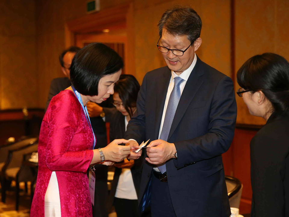 Phó Tổng giám đốc Thông tấn xã Việt Nam Vũ Việt Trang trao đổi thông tin với các đại biểu tham dự Hội nghị Ban chấp hành OANA lần thứ 44 tại Hà Nội. (Ảnh: Văn Điệp/TTXVN)