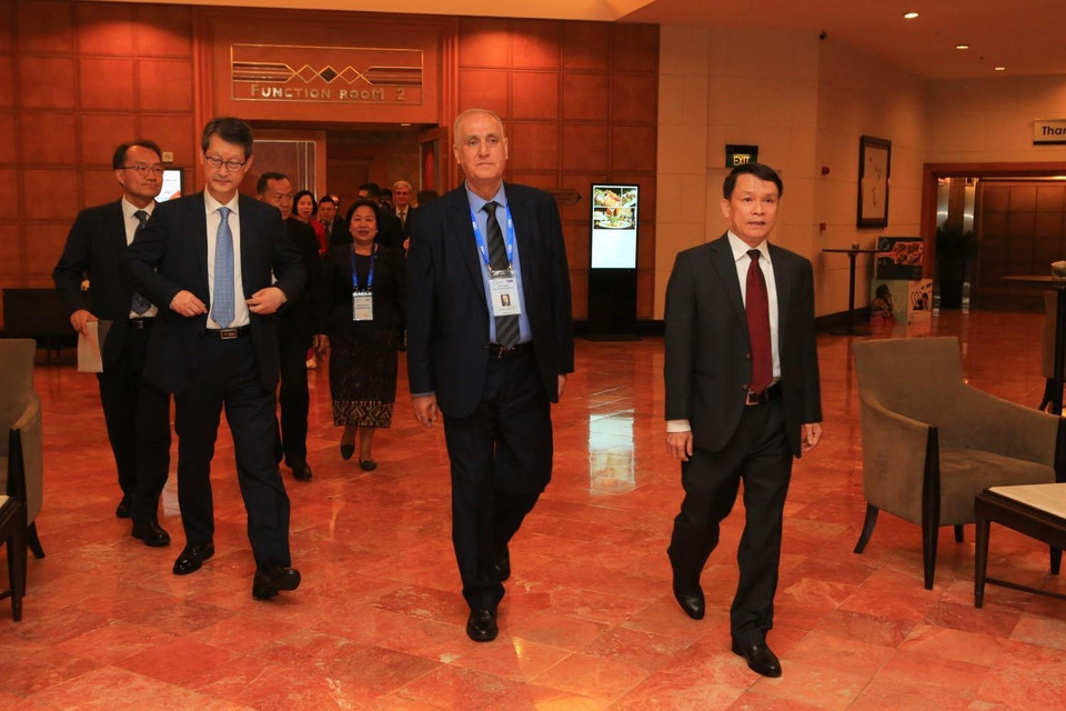 Tổng giám đốc Thông tấn xã Việt Nam Nguyễn Đức Lợi chào đón các đại biểu tới Hà Nội tham dự Hội nghị Ban chấp hành OANA lần thứ 44. (Ảnh: Văn Điệp/TTXVN)