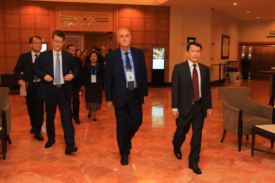 Tổng giám đốc Thông tấn xã Việt Nam Nguyễn Đức Lợi chào đón các đại biểu tới Hà Nội tham dự Hội nghị Ban chấp hành OANA lần thứ 44. (Ảnh: Văn Điệp/TTXVN)
