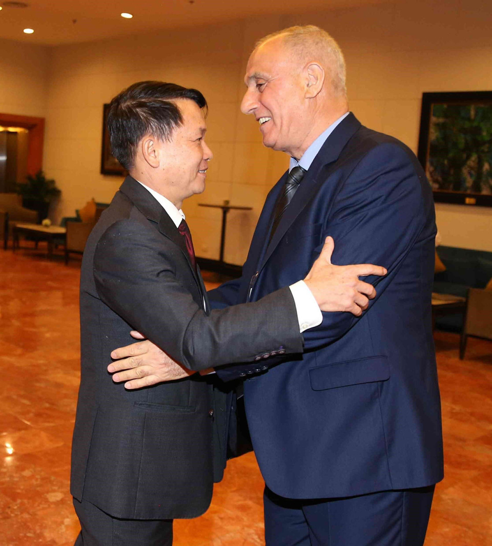 Tổng giám đốc Thông tấn xã Việt Nam Nguyễn Đức Lợi chào mừng Chủ tịch Tổ chức các Hãng thông tấn châu Á-Thái Bình Dương (OANA) Aslan Aslanov tới Hà Nội tham dự Hội nghị Ban chấp hành OANA lần thứ 44. (Ảnh: Văn Điệp/TTXVN)