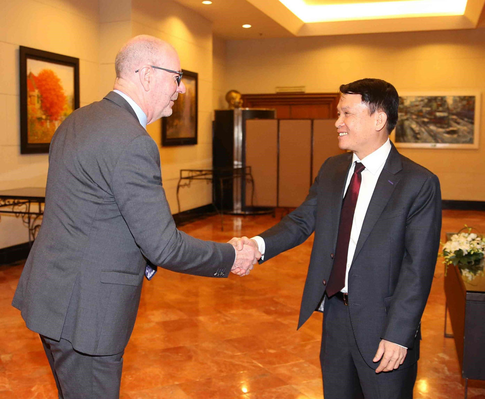  Tổng Giám đốc Thông tấn xã Việt Nam Nguyễn Đức Lợi chào mừng các đại biểu tới Hà Nội tham dự Hội nghị Ban chấp hành OANA lần thứ 44. (Ảnh: Văn Điệp/TTXVN)