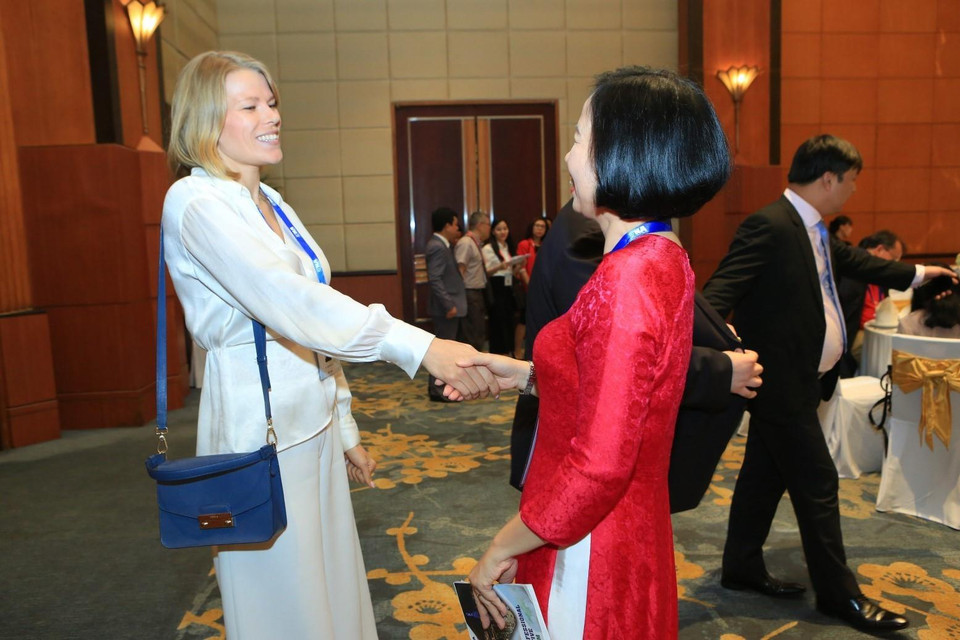 Phó Tổng giám đốc Thông tấn xã Việt Nam Vũ Việt Trang chào mừng các đại biểu tới Hà Nội tham dự Hội nghị Ban chấp hành OANA lần thứ 44. (Ảnh: Văn Điệp/TTXVN)