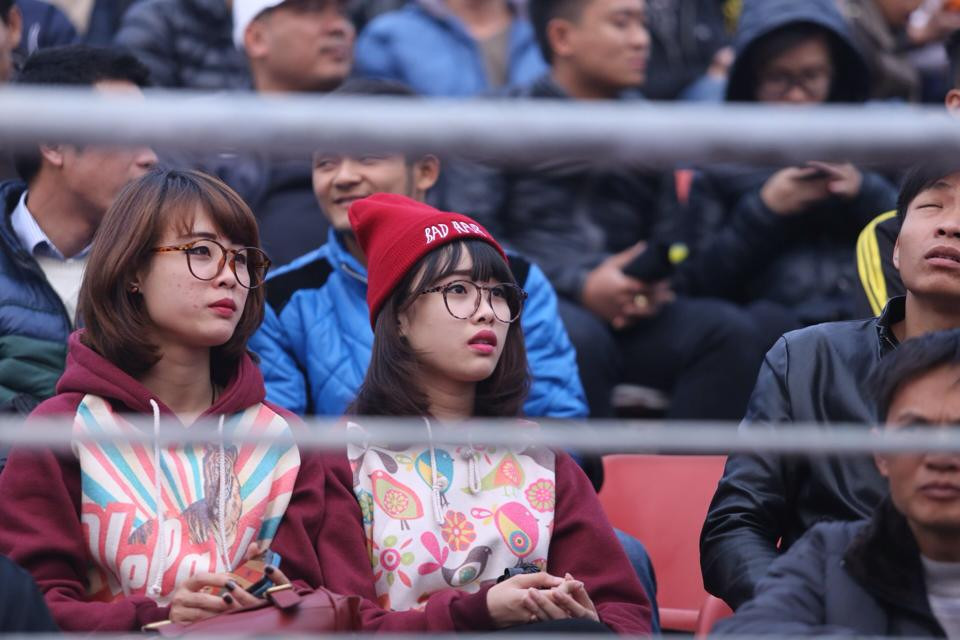 Hai cổ động viên nữ xinh đẹp. (Ảnh: Minh Chiến/Vietnam+)