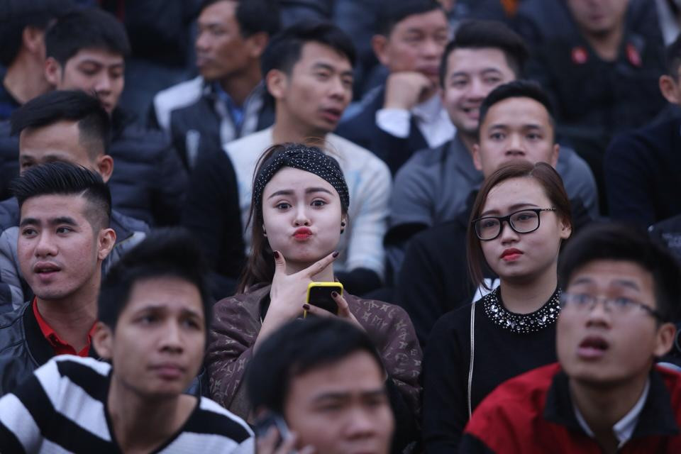 Một cổ động viên làm dáng khi phóng viên chụp ảnh. (Ảnh: Minh Chiến/Vietnam+)