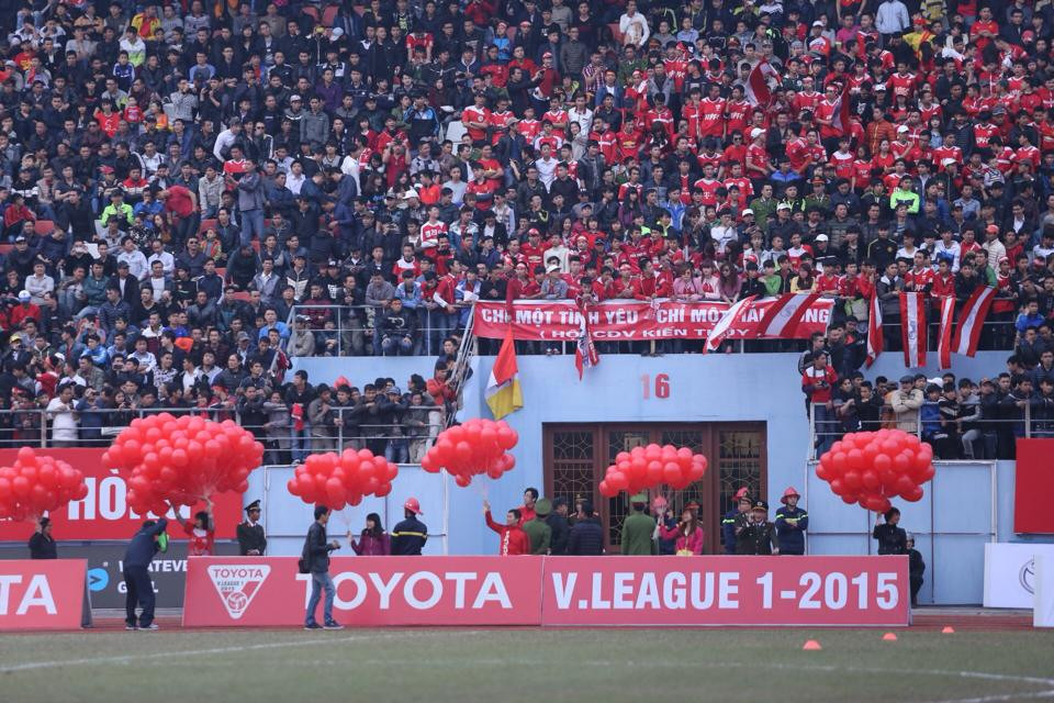 Khán giả đến sân Lạch Tray rất đông. (Ảnh: Minh Chiến/Vietnam+)