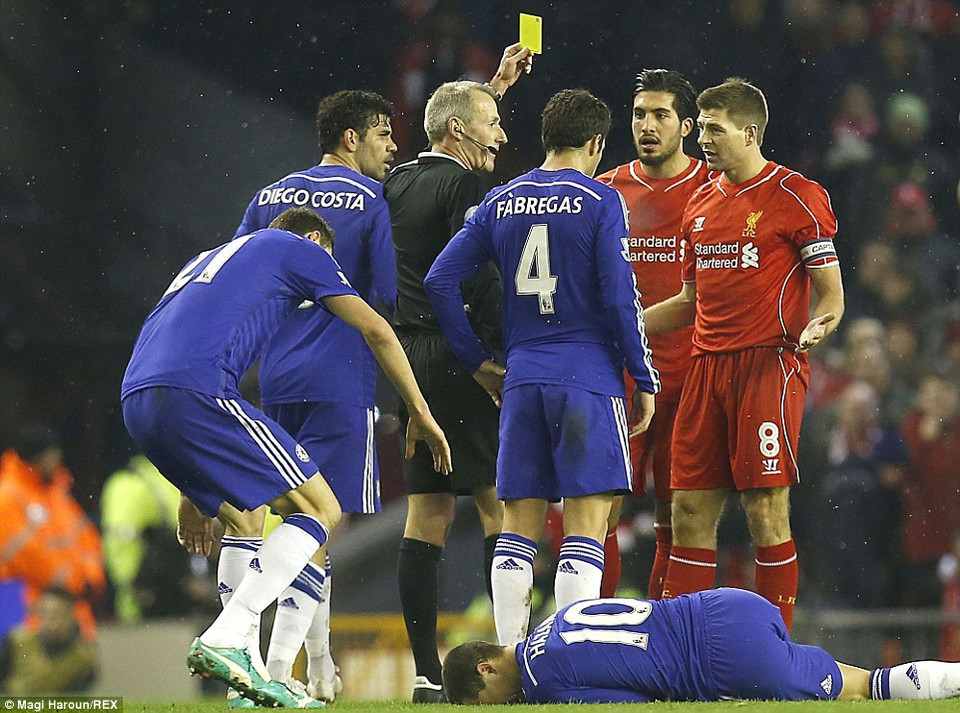 Sau bàn thua, Liverpool chơi càng quyết liệt hơn và ngay cả Gerrard cũng phải nhận thẻ vàng.