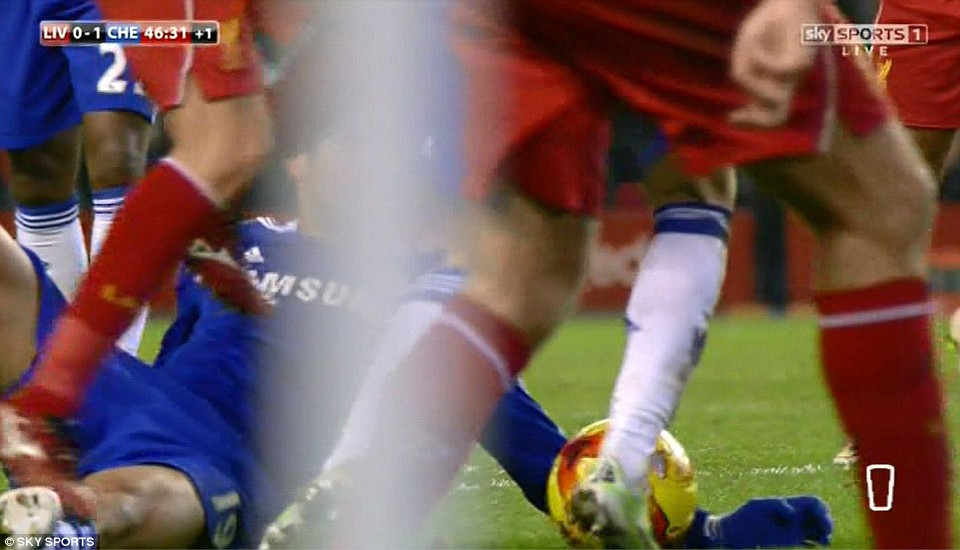 ... khi Costa để bóng chạm tay trong vòng cấm, nhưng đã không có tiếng còi nào vang lên.