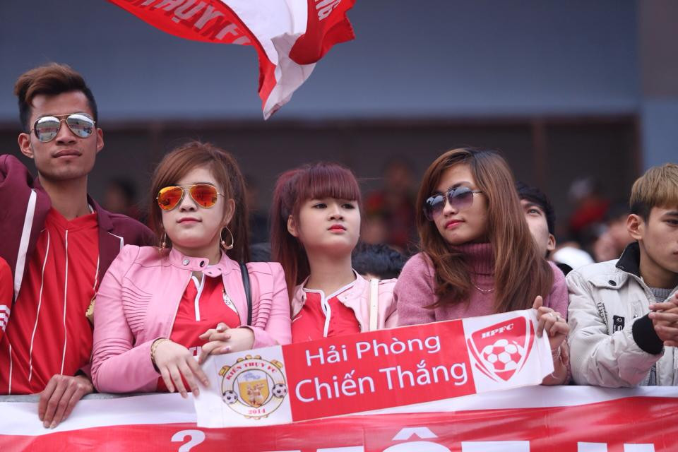 Các nữ cổ động viên đến cổ vũ đội nhà. (Ảnh: Minh Chiến/Vietnam+)