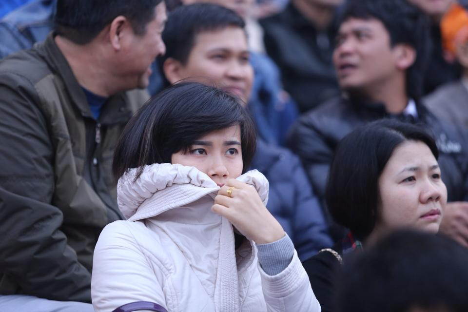 ... một chút hồi hộp từ nữ cổ động viên. (Ảnh: Minh Chiến/Vietnam+)