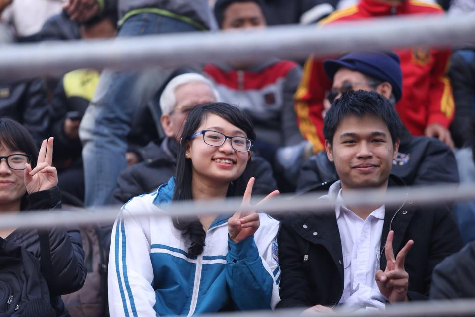 Tất cả đang chờ chiến thắng của đội nhà. (Ảnh: Minh Chiến/Vietnam+)