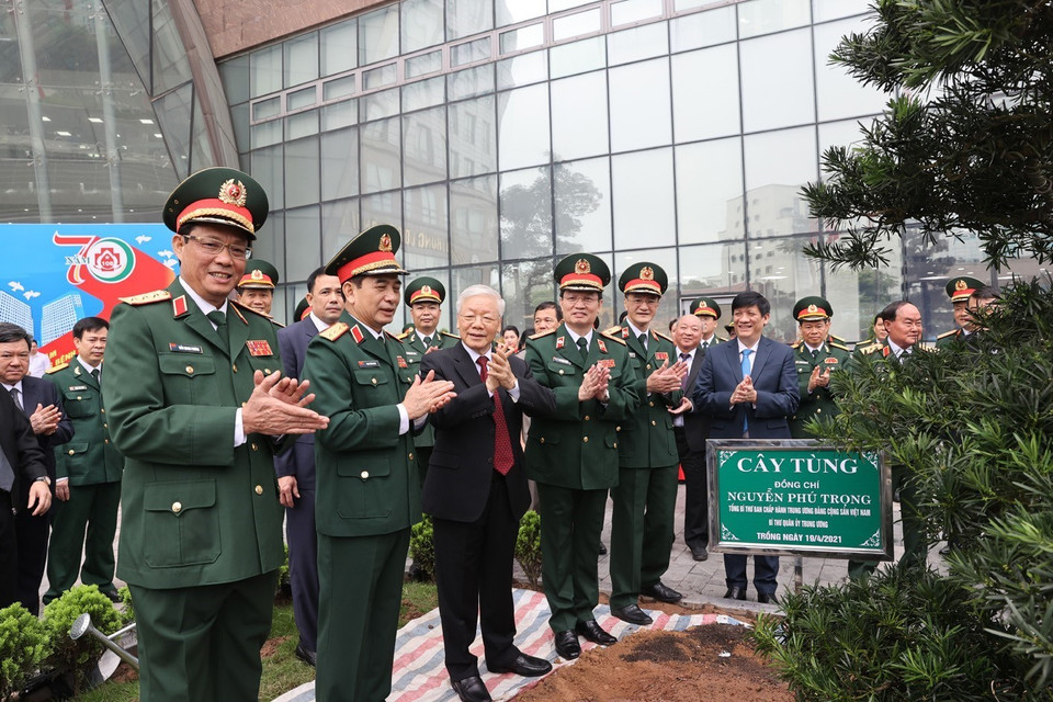 Tổng Bí thư Nguyễn Phú Trọng, Bí thư Quân ủy Trung ương trồng cây lưu niệm tại Bệnh viện 108. (Ảnh: Trí Dũng/TTXVN)