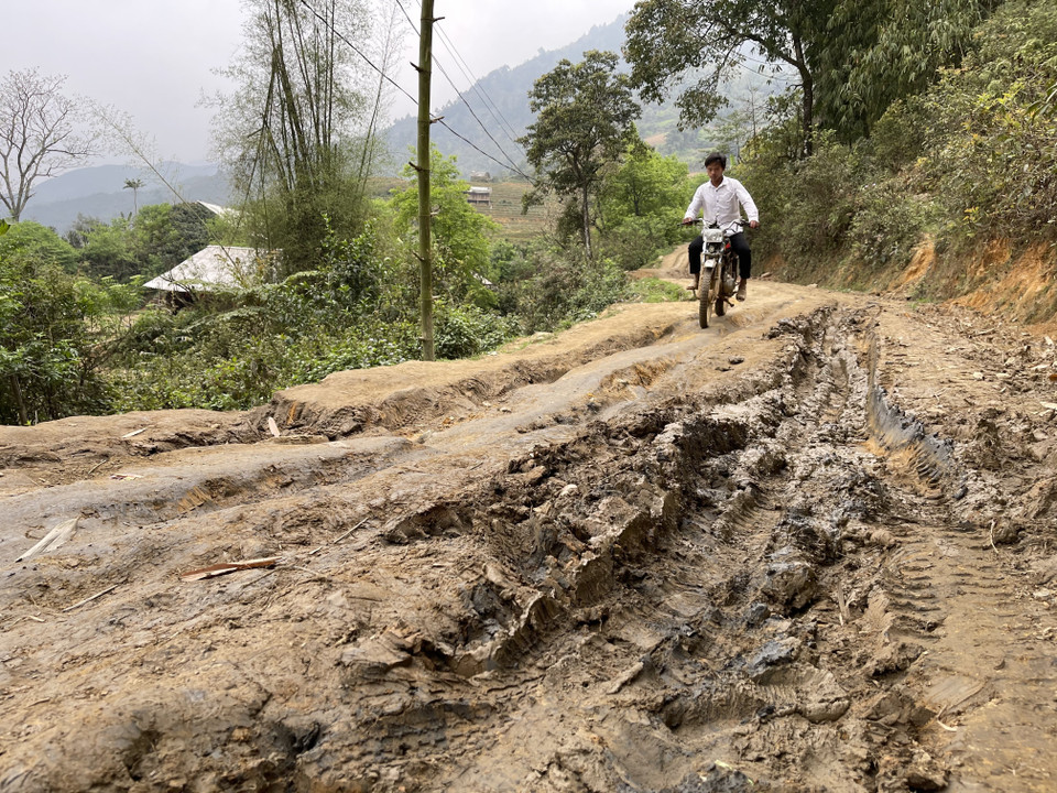 Em Giàng A Phử cũng như người dân nơi đây mong muốn có con đường bê tông từ xã vào bản để đi lại cho bớt khổ. (Ảnh: Tuấn Anh/TTXVN)