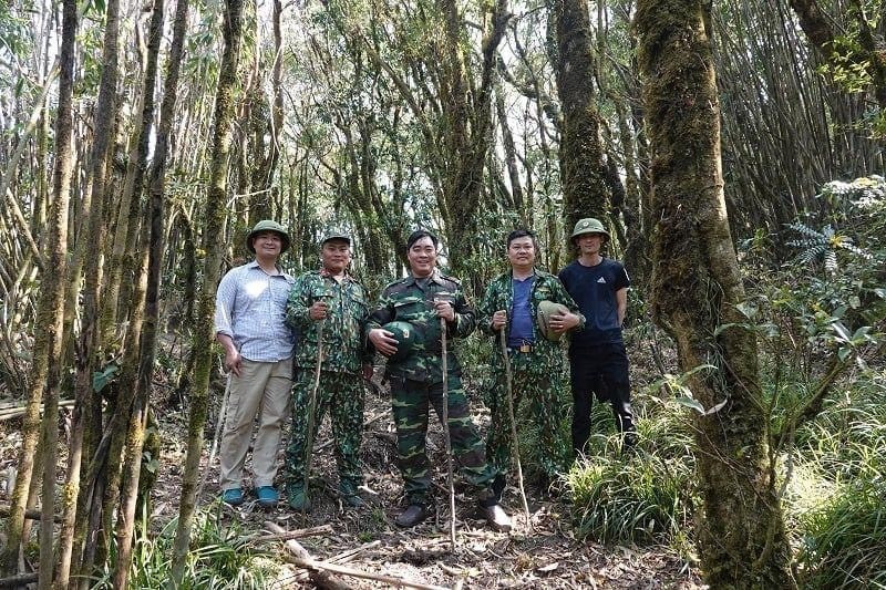 Bí thư huyện ủy Mù Cang Chải Nông Việt Yên (đứng giữa) trong chuyến khảo sát thực tế tại Lùng Cúng. (Ảnh: Tuấn Anh/TTXVN)