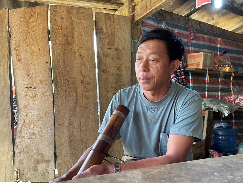 Trưởng bản Lùng Cúng Tráng Sung Của cho biết, nếu muốn gọi điện thoại phải lên đỉnh núi gần nhất cách nhà 4km. (Ảnh: Tuấn Anh/TTXVN)