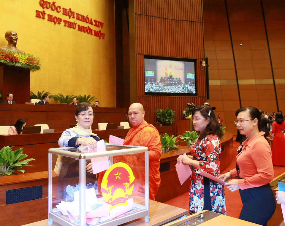 Đại biểu Quốc hội bỏ phiếu phê chuẩn đề nghị việc bổ nhiệm một số Phó Thủ tướng Chính phủ, một số Bộ trưởng và thành viên khác của Chính phủ. (Ảnh: Phương Hoa/TTXVN)