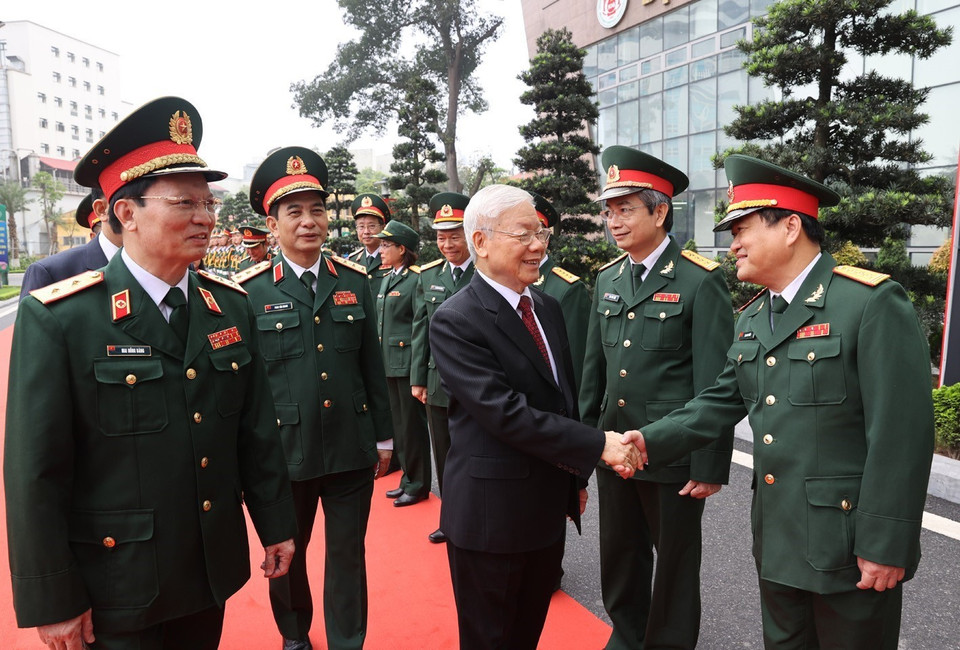 Tổng Bí thư Nguyễn Phú Trọng, Bí thư Quân ủy Trung ương với các đại biểu và lãnh đạo, chỉ huy Bệnh viện Trung ương Quân đội 108. (Ảnh: Trí Dũng/TTXVN)