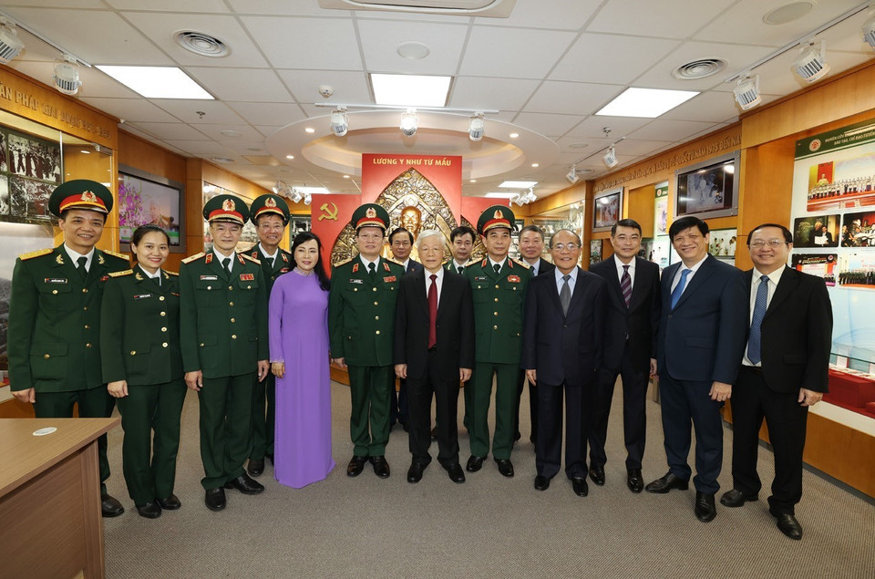 Tổng Bí thư Nguyễn Phú Trọng, Bí thư Quân ủy Trung ương với các đồng chí đại biểu và lãnh đạo, chỉ huy Bệnh viện Trung ương Quân đội 108. (Ảnh: Trí Dũng/TTXVN)