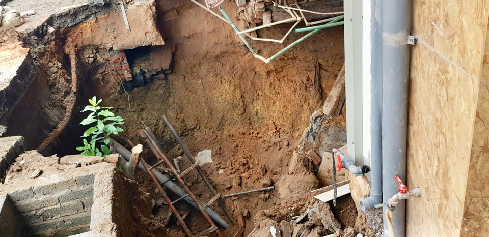 Độ sâu của hố sụt lún khoảng 5m. (Ảnh: Nguyễn Thắng/TTXVN)