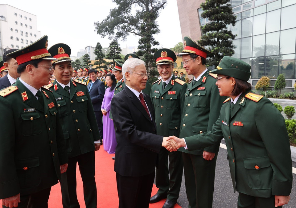 Tổng Bí thư Nguyễn Phú Trọng, Bí thư Quân ủy Trung ương với các đại biểu và lãnh đạo, chỉ huy Bệnh viện Trung ương Quân đội 108. (Ảnh: Trí Dũng/TTXVN)