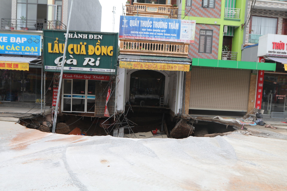  Hiện trường xuất hiện hố sâu 'tử thần' trên địa bàn xã Quảng Bị. (Ảnh: Lê Phú/TTXVN)