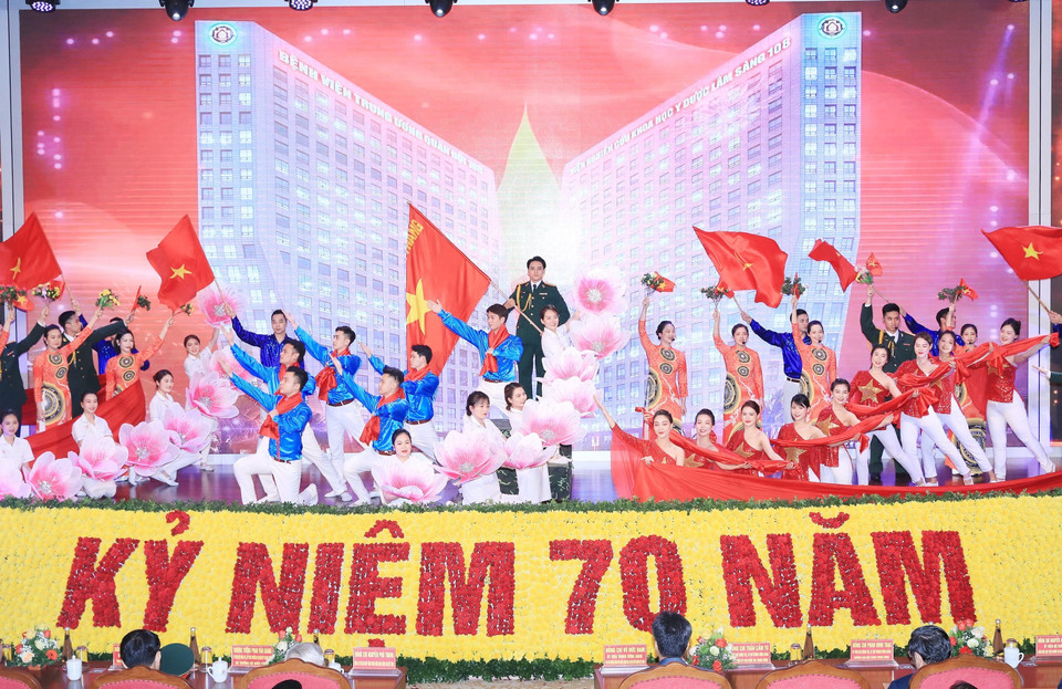 Chương trình nghệ thuật của các y, bác sỹ Bệnh viện Trung ương Quân đội 108. (Ảnh: TTXVN)