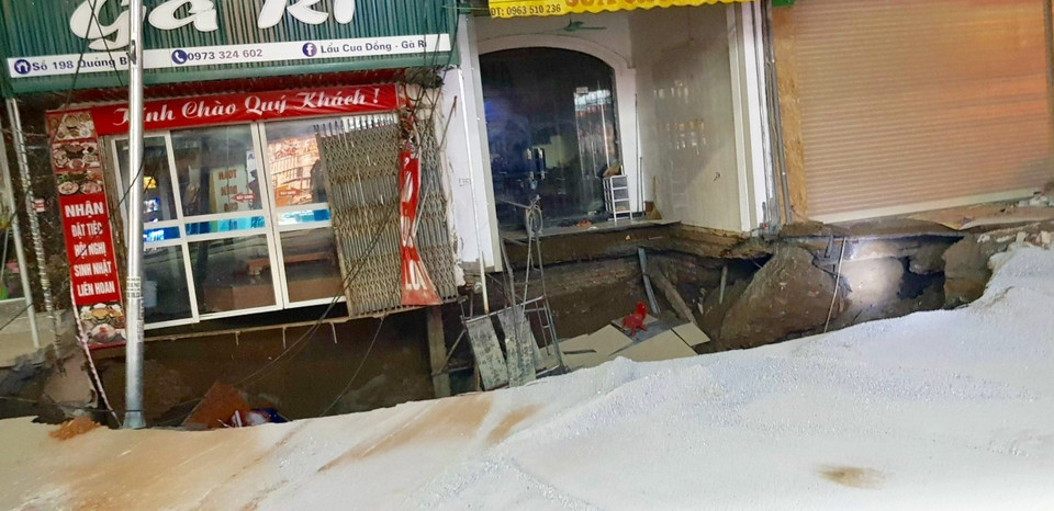  Sự cố sụt lún đất làm ảnh hưởng đến 5 ngôi nhà. (Ảnh: Nguyễn Thắng/TTXVN)