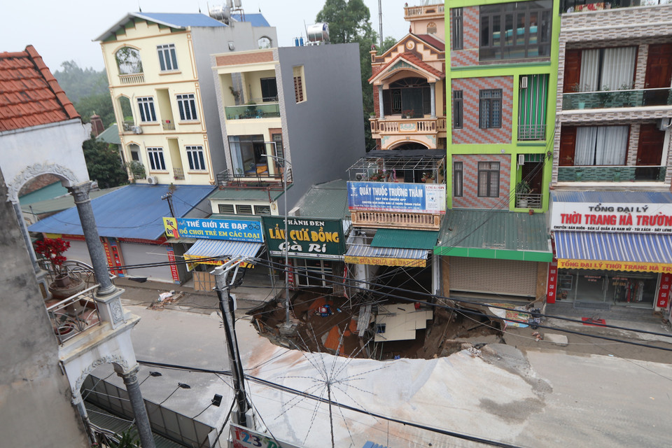 Chính quyền địa phương đã tạm thời sơ tán khoảng hơn 10 hộ dân khỏi khu vực xảy ra sụt lún. (Ảnh: Lê Phú/TTXVN)