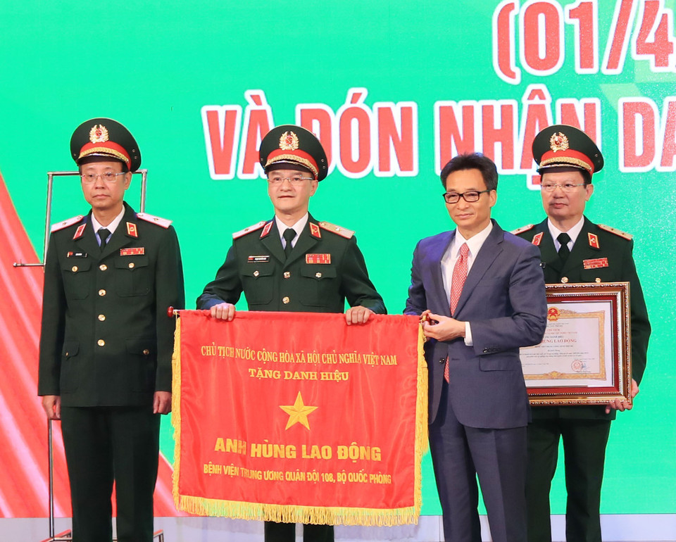 Phó Thủ tướng Vũ Đức Đam trao Danh hiệu Anh hùng Lao động thời kỳ đổi mới cho Bệnh viện Trung ương Quân đội 108. (Ảnh: TTXVN)