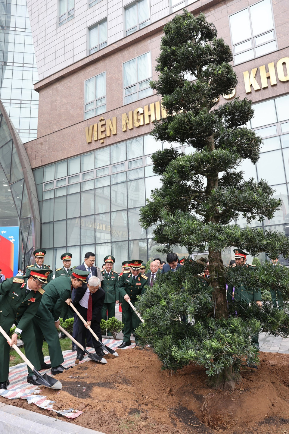 Tổng Bí thư Nguyễn Phú Trọng, Bí thư Quân ủy Trung ương trồng cây lưu niệm tại Bệnh viện 108. (Ảnh: Trí Dũng/TTXVN)