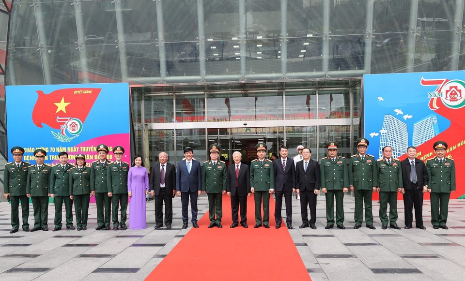 Tổng Bí thư Nguyễn Phú Trọng, Bí thư Quân ủy Trung ương với các đồng chí đại biểu và lãnh đạo, chỉ huy Bệnh viện Trung ương Quân đội 108. (Ảnh: Trí Dũng/TTXVN)