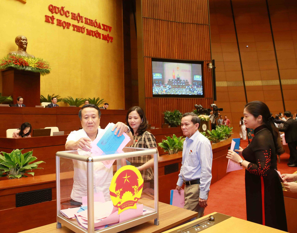 Đại biểu Quốc hội bỏ phiếu phê chuẩn đề nghị việc bổ nhiệm một số Phó Thủ tướng Chính phủ, một số Bộ trưởng và thành viên khác của Chính phủ. (Ảnh: Phương Hoa/TTXVN)