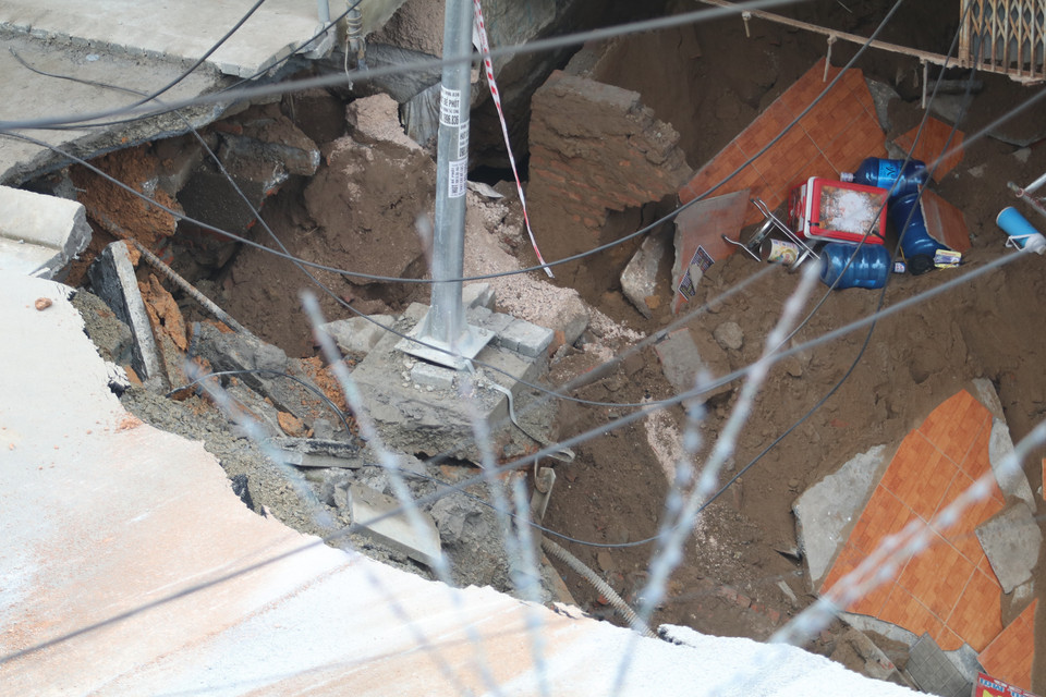 Hiện hố sâu gây sụt lún phần vỉa hè. (Ảnh: Lê Phú/TTXVN)