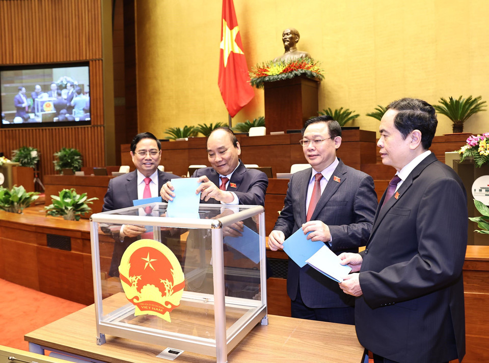 Các lãnh đạo Đảng, Nhà nước bỏ phiếu bầu Chủ nhiệm một số Ủy ban của Quốc hội, Tổng Thư ký Quốc hội, Tổng kiểm toán Nhà nước. (Ảnh: Trọng Đức/TTXVN)