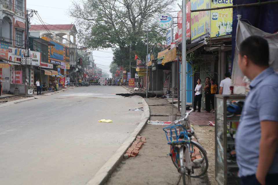 Chính quyền địa phương đã khoanh vùng, đảm bảo an toàn, không cho người dân đến gần vùng sụt lún. (Ảnh: Lê Phú/TTXVN)